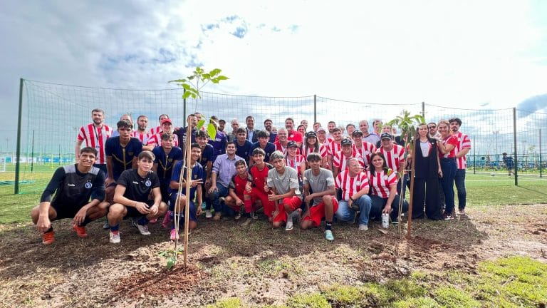 APF y A Todo Pulmón plantan árboles en el semillero de fútbol paraguayo